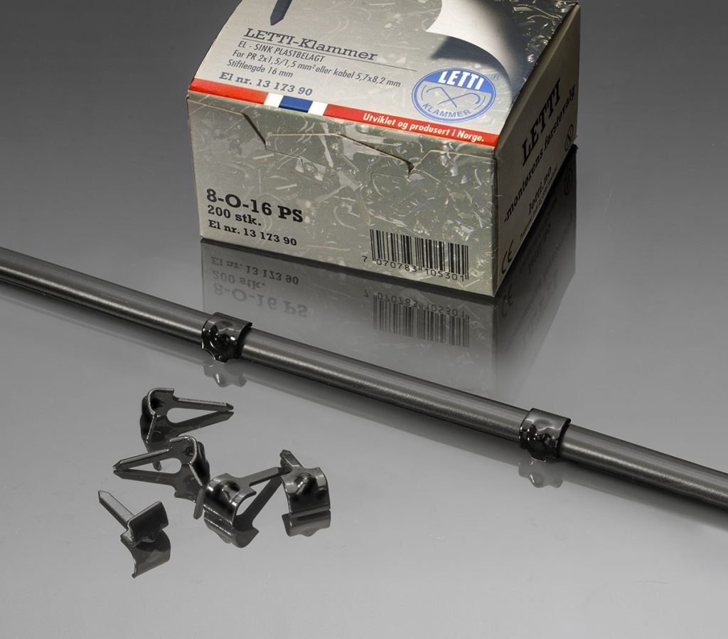 Sorte enstiftklammer på ledning letti