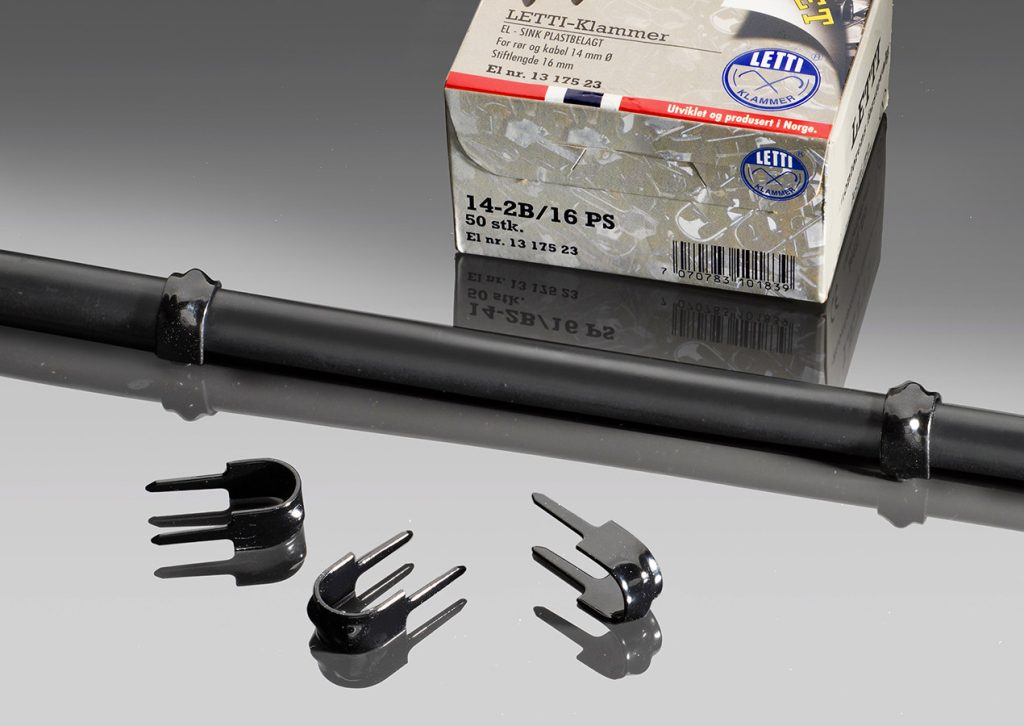 Sorte klammer på kabel