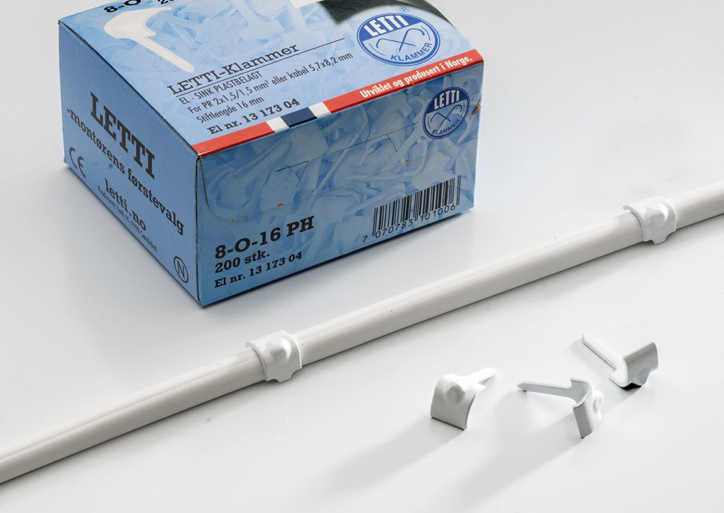 Hvite lettiklammer på kabel