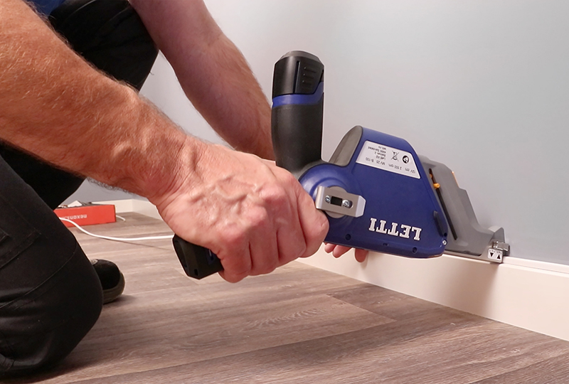 Letti Autohammer i bruk over list på gipsvegg