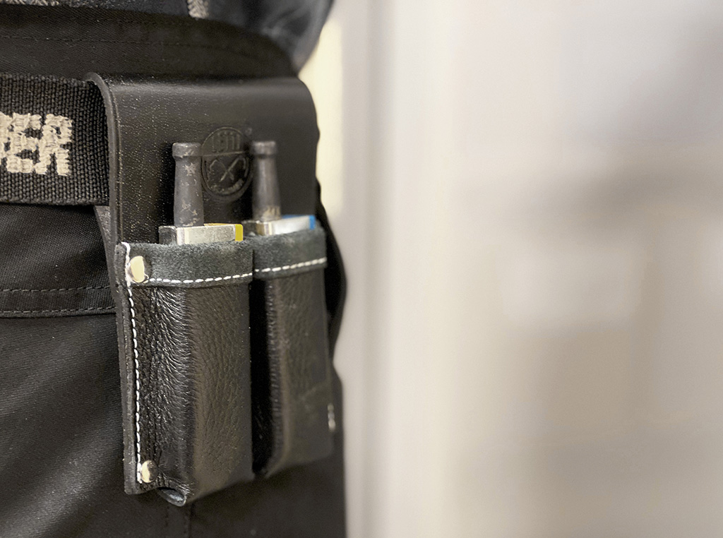 Letti innslagsverktøy brukes til å feste Lettiklammer